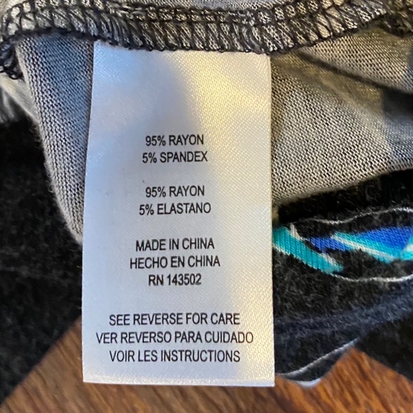 ♦️2/$20 Floral faux-wrap blouse - Picture 7 of 9